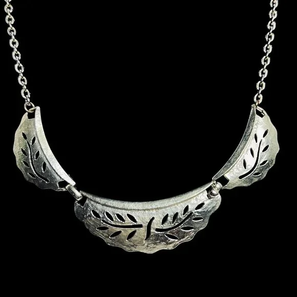 Vintage Gold Tone Leaf Bib Necklace And Clip On Earrings Set (5726) - Picture 3 of 10